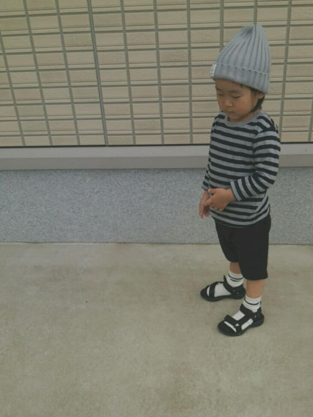 グレー系のTシャツ/カットソー、ブラック系のその他パンツ、ブラック系のサンダルを着用したキッズの春コーディネートの1枚目の写真