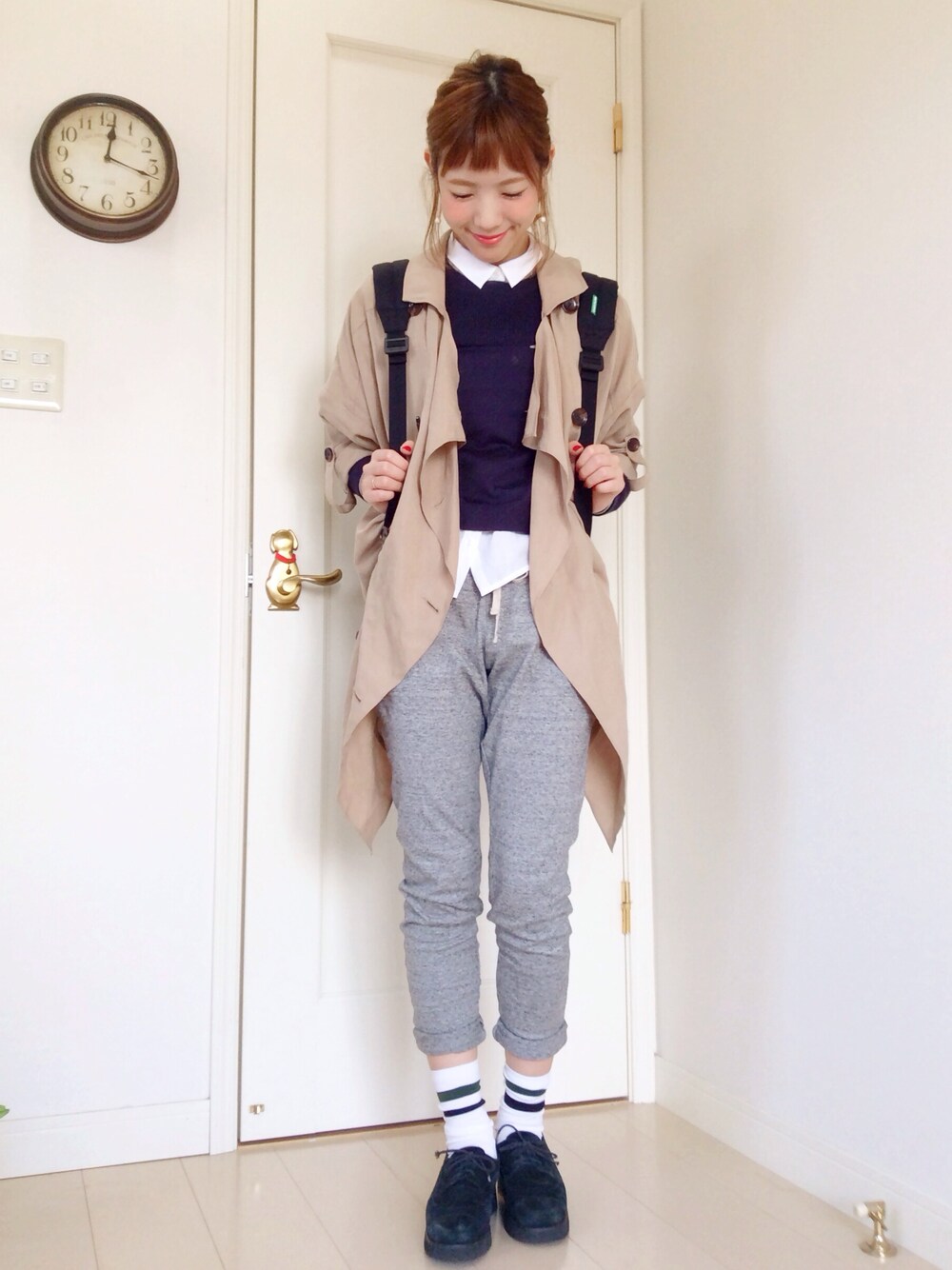 「トレンチコート、ルームウェア、厚底シューズ、ラインソックス、ピクニック、スウェット(UNIQLO)」｜「YECCA VECCAのアイテム（トレンチコート、ベージュ系）」を使った、山口真帆さん（レディース・161cm）の春コーディネートの1枚目の写真