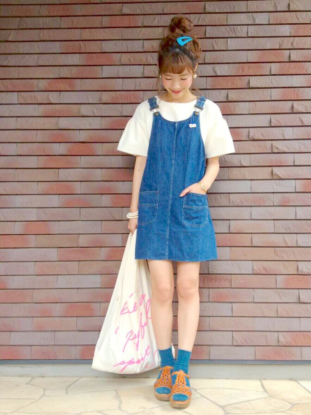 「ビタミンカラー、ヴィンテージワンピース」｜「ADAM ET ROPE'のアイテム（バレッタ/ヘアクリップ、ブルー系）」を使った、山口真帆さん（レディース・161cm）の春コーディネートの1枚目の写真