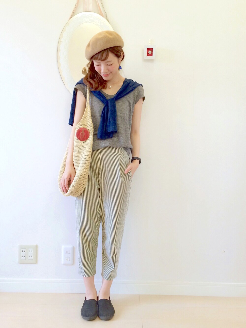 グレー系のTシャツ/カットソー、ブルー系のその他パンツ、ブラック系のその他シューズを着用したレディースの夏コーディネートの1枚目の写真