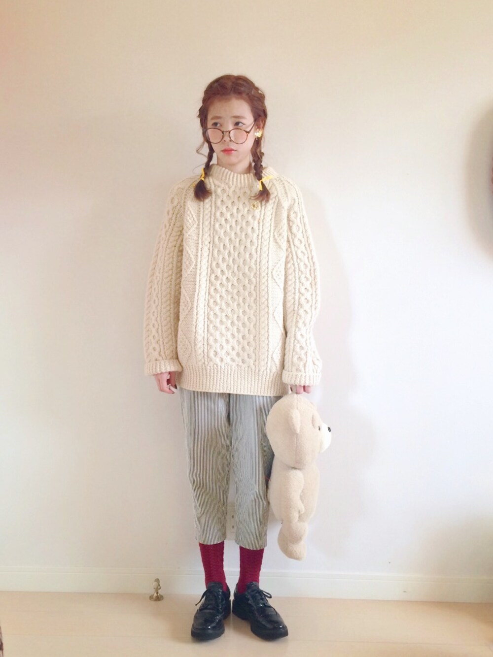 ベージュ系のその他パンツ、ホワイト系のニット/セーター、ブラック系のドレスシューズを着用したレディースの冬コーディネートの1枚目の写真