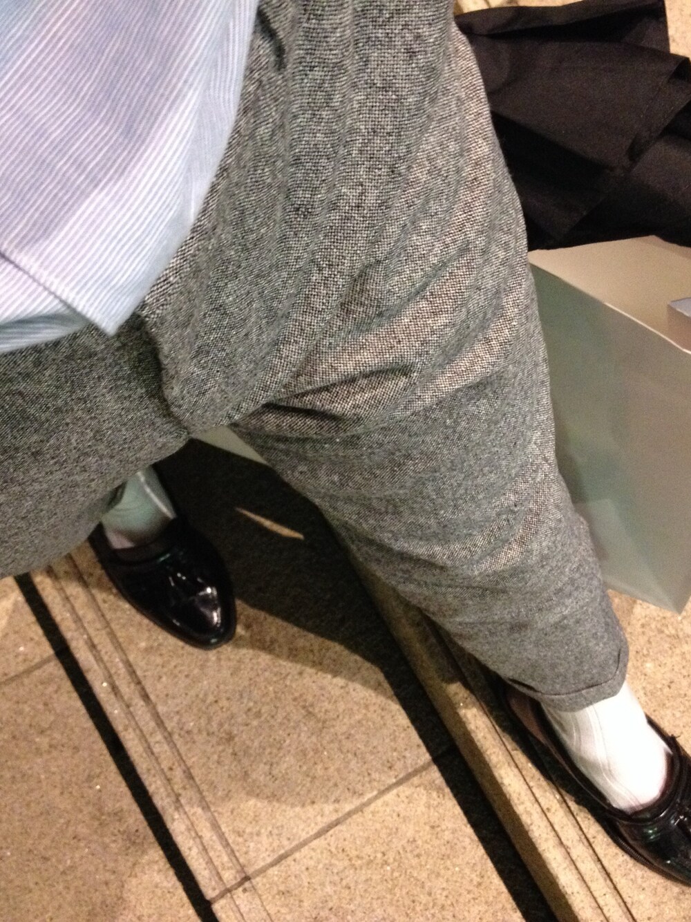 「Steven Alan、スラックス」｜「Steven Alanのアイテム（スラックス、グレー系）」を使った、オダギリさん（メンズ・170cm）の秋コーディネートの1枚目の写真