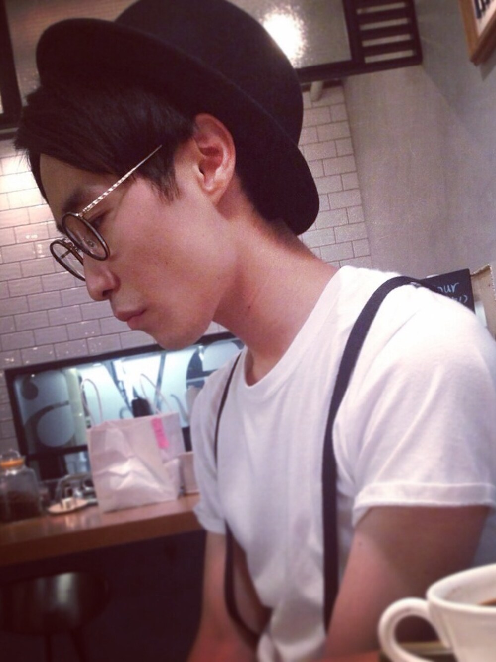 「Hanes、OLIVER PEOPLES、サスペンダー、ハット」｜「HANESのアイテム（Tシャツ/カットソー、ホワイト系）」を使った、オダギリさん（メンズ・170cm）の秋コーディネートの1枚目の写真