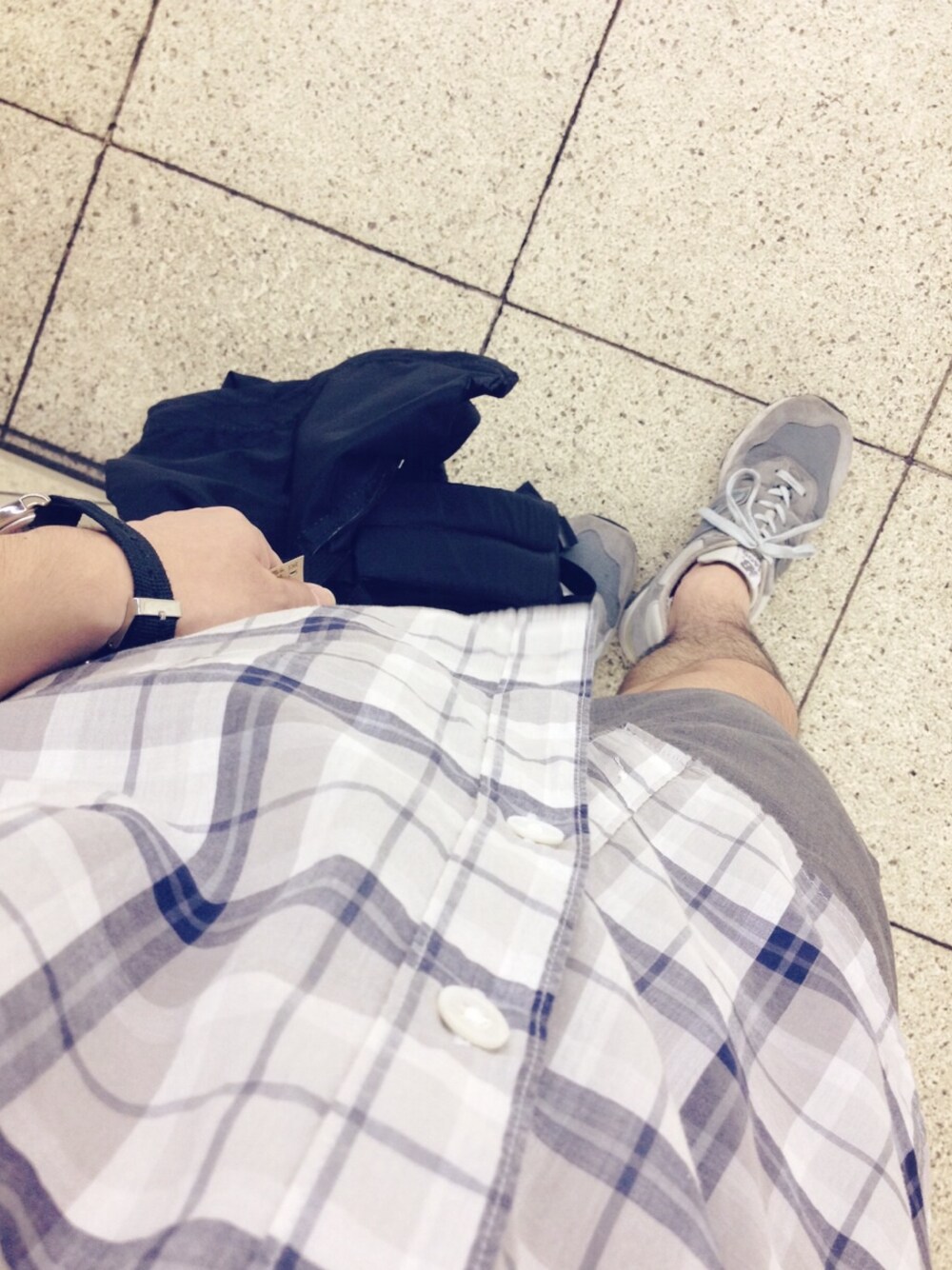 「Steven Alan、New Balance、TIMEX」｜「Steven Alanのアイテム（シャツ/ブラウス、グレー系）」を使った、オダギリさん（メンズ・170cm）の秋コーディネートの1枚目の写真