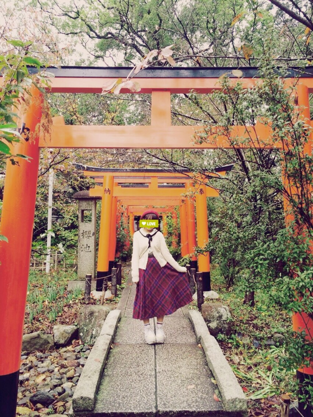 ホワイト系のスニーカーを着用したレディースの秋コーディネートの1枚目の写真