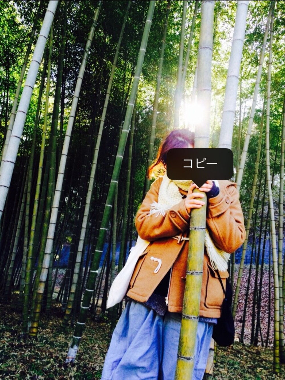 ベージュ系のダッフルコート、グリーン系のスニーカー、ベージュ系のソックス/靴下を着用したレディースの冬コーディネートの1枚目の写真