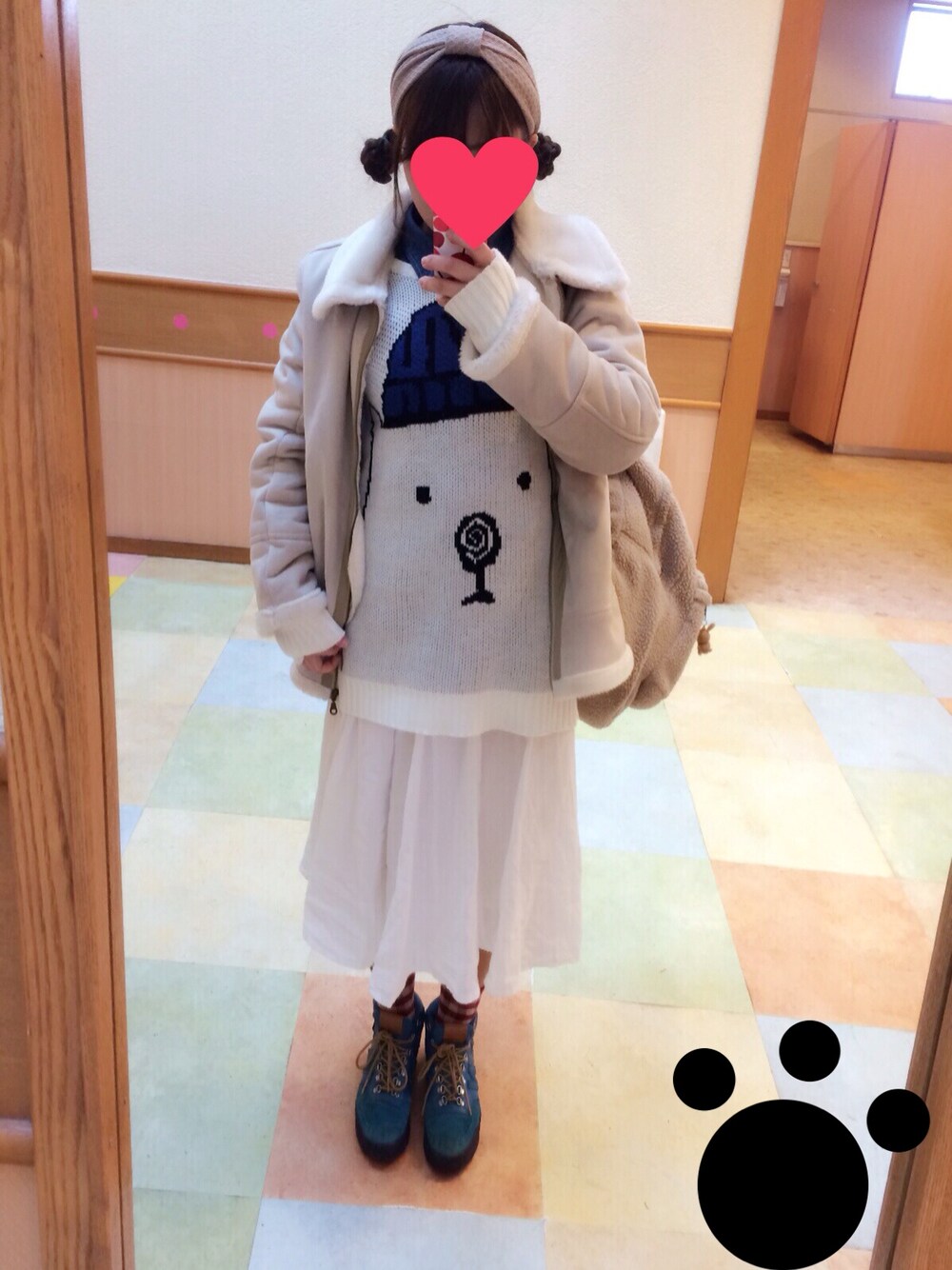 ホワイト系のスカート、ブルー系のシャツ/ブラウス、ブルー系のスニーカーを着用したレディースの冬コーディネートの1枚目の写真