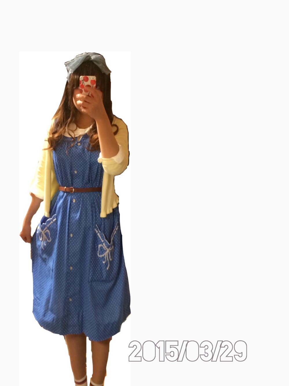 イエロー系のカーディガン/ボレロ、ホワイト系のシャツ/ブラウス、ブルー系のワンピースを着用したレディースの春コーディネートの1枚目の写真