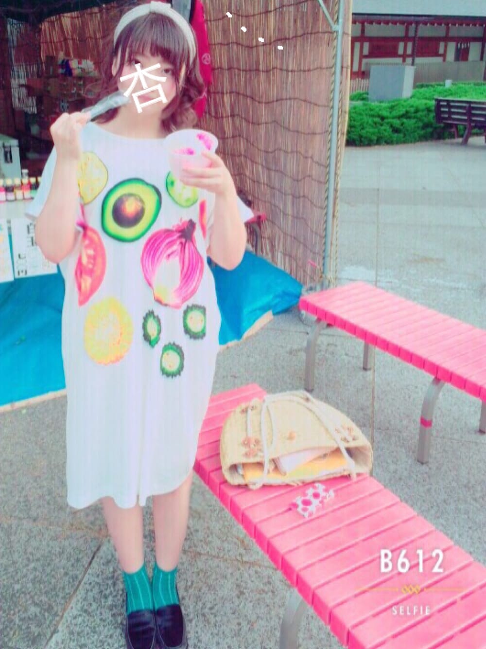 ブラック系のその他シューズ、ホワイト系のシャツワンピース、グリーン系のソックス/靴下を着用したレディースの夏コーディネートの1枚目の写真