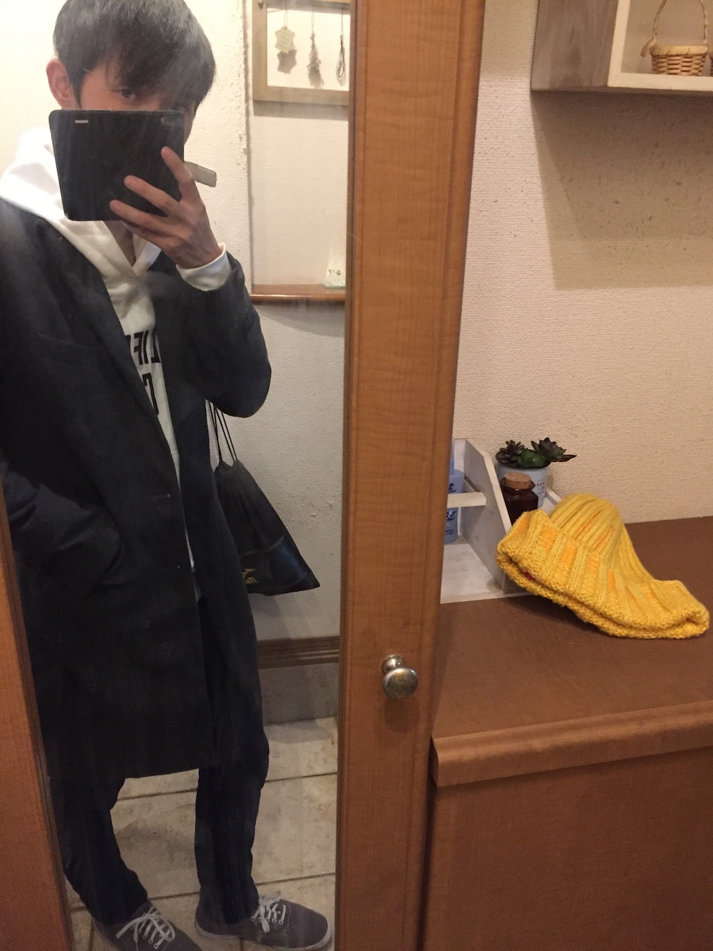 「tk.TAKEO KIKUCHIのロゴフードプルオーバーパーカ（パーカー、ホワイト系）」を使った、じろーさん（メンズ・176cm）の秋コーディネートの1枚目の写真