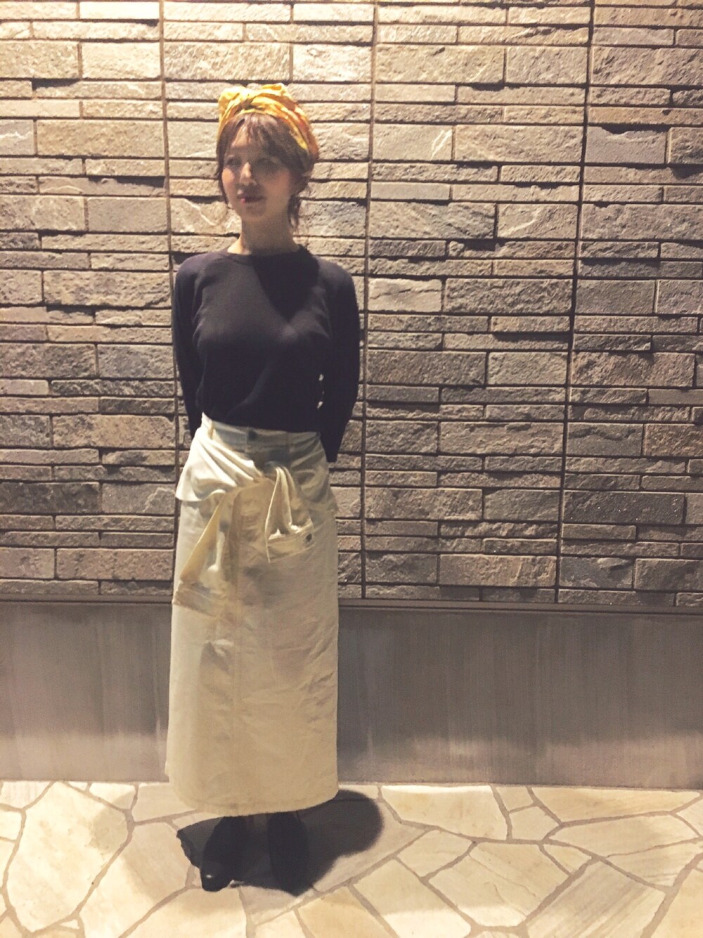 ブルー系のTシャツ/カットソー、ホワイト系のスカート、ブラック系のスリッポンを着用したレディースの夏コーディネートの1枚目の写真