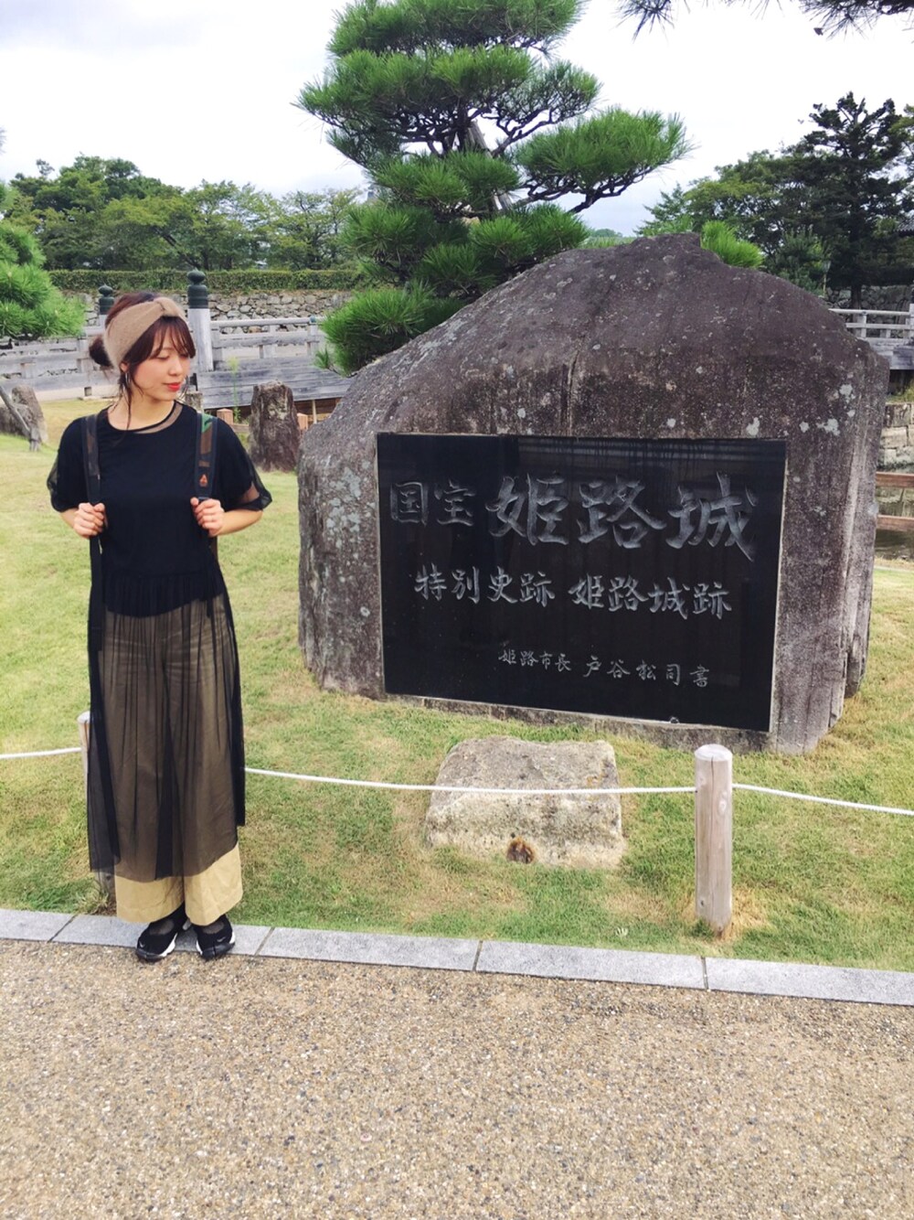 ブラック系のスニーカー、ベージュ系のその他パンツ、ブラック系のワンピースを着用したレディースの秋コーディネートの1枚目の写真