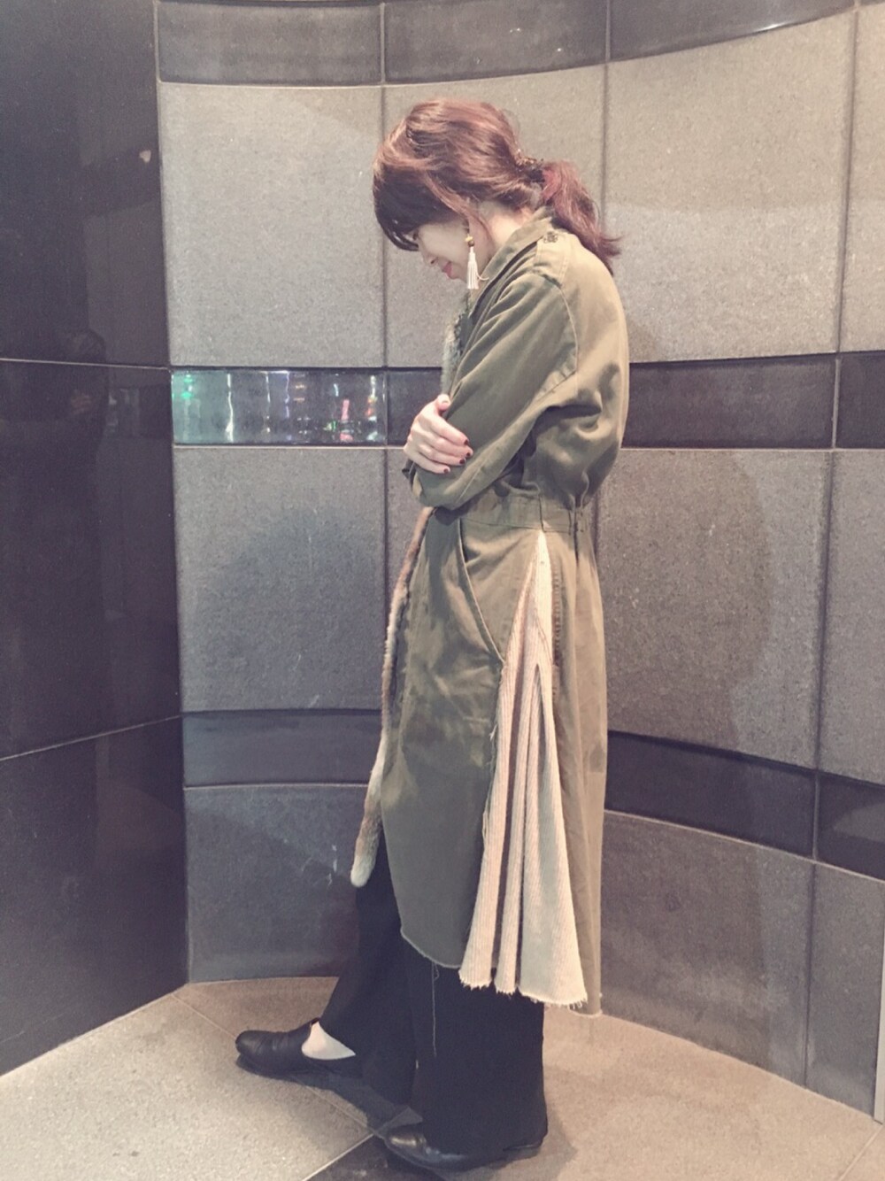 「秋コーデ、オトナ女子、ワイドパンツ、カーキ、ファー、handmade、ニット、11月WEAR秋冬ニットコーデ祭り、ワンピース、美容師」｜「Handmadeのアイテム（ピアス（両耳用）、グレー系）」を使った、muramotoさん（レディース・167cm）の秋コーディネートの1枚目の写真