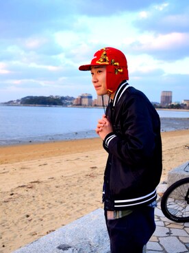 「海」｜「アイテム（スタジャン）」を使った、KAROROさん（メンズ・176cm）の冬コーディネート