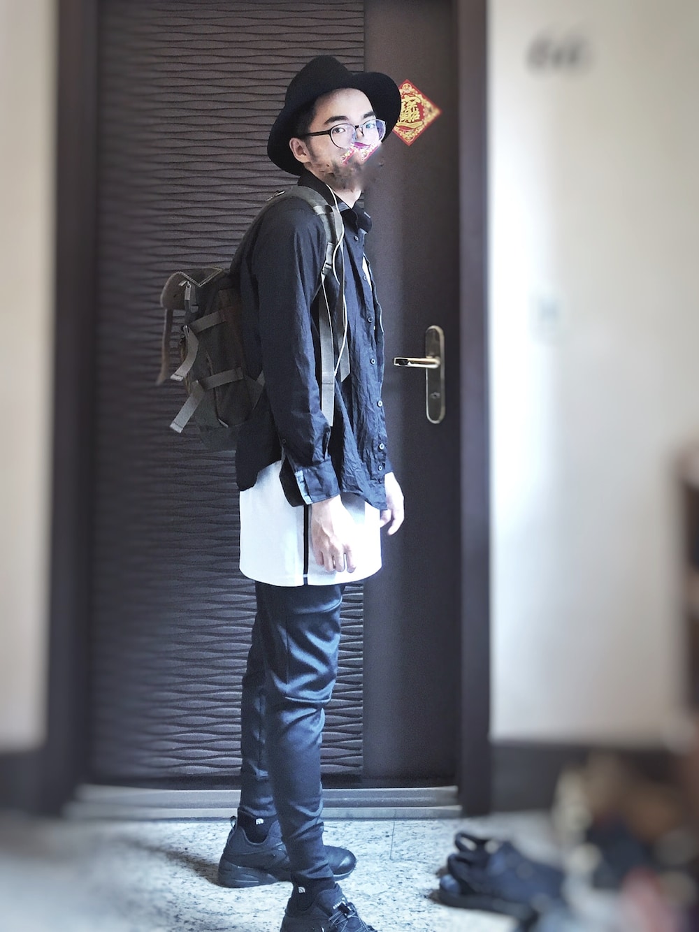 「Stampd' LAのアイテム（シャツ/ブラウス、ブラック系）」を使った、Simonさん（メンズ・175cm）の春コーディネートの1枚目の写真
