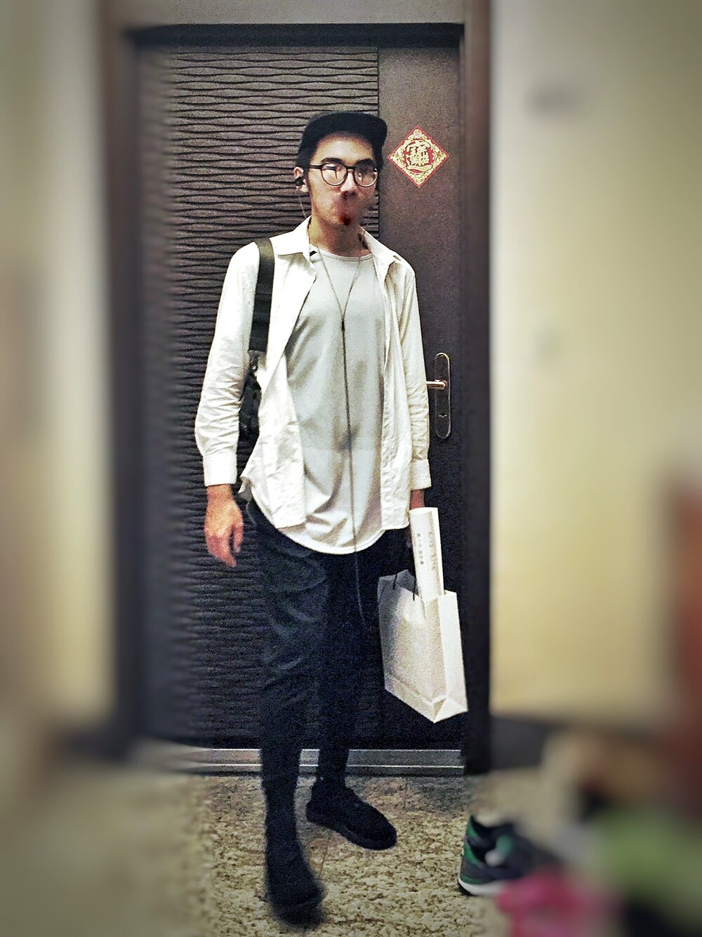 「Stampd' LAのアイテム（Tシャツ/カットソー、ホワイト系）」を使った、Simonさん（メンズ・176cm）の春コーディネートの1枚目の写真