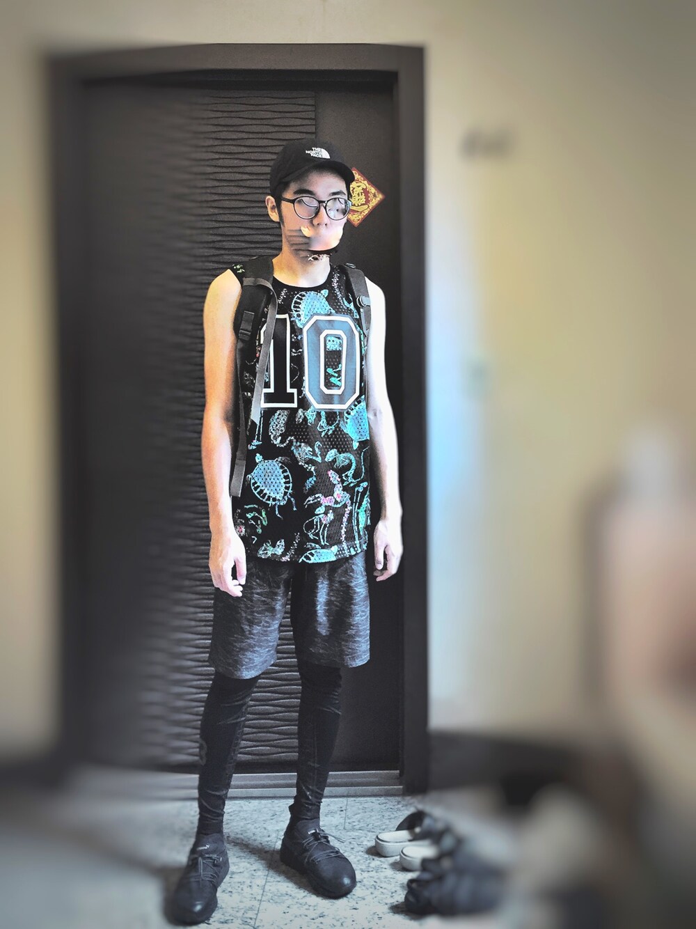 「SWASH LONDONのアイテム（トップス、ブラック系）」を使った、Simonさん（メンズ・176cm）の春コーディネートの1枚目の写真