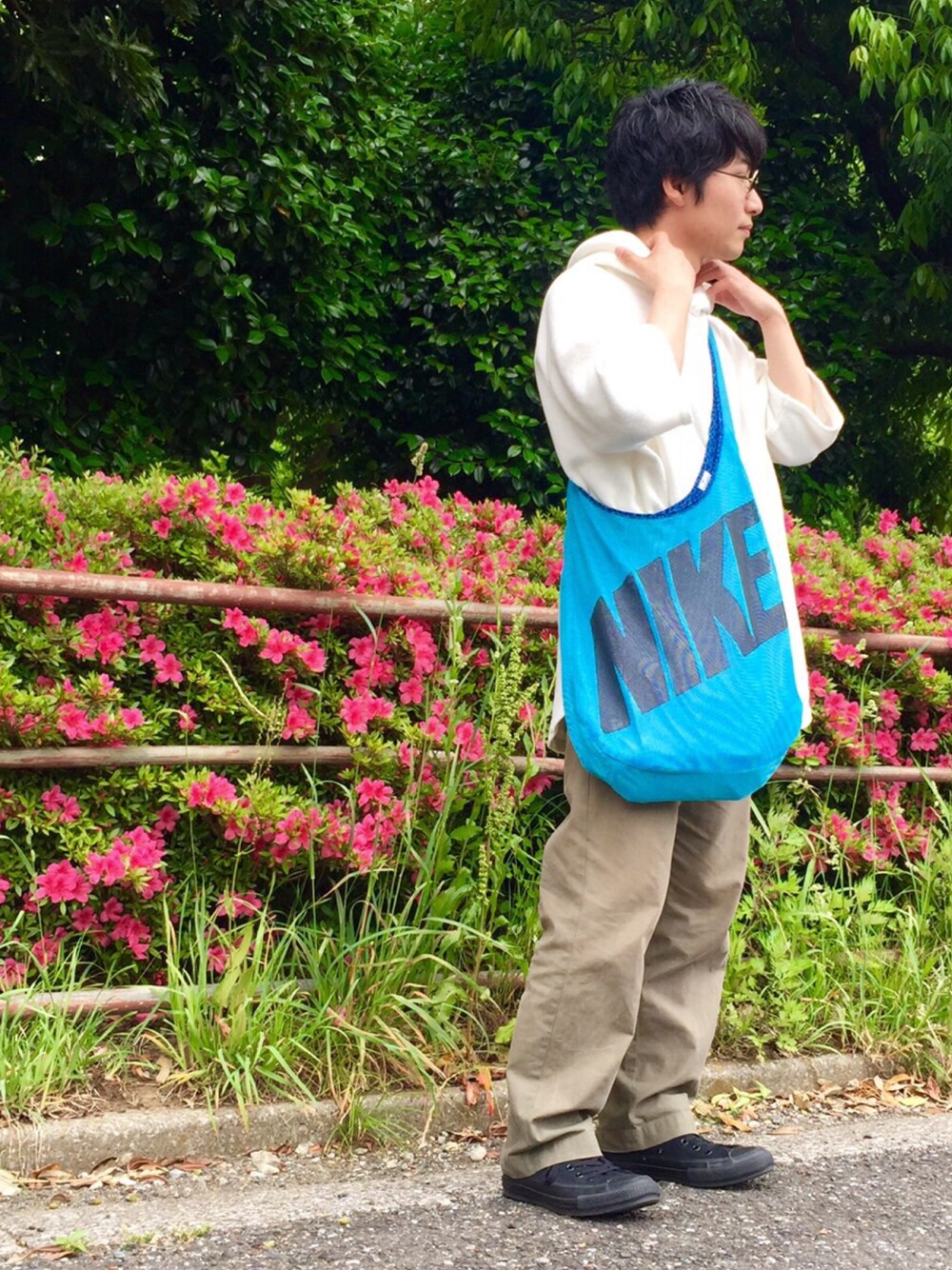「converse、スニーカーコーデ、オトナカジュアル、NIKE、パーカー、メガネ男子、まんパク、夏」｜「NIKEのNIKE（ナイキ） グラフィックリバーシブルトート◆（ショルダーバッグ、ブルー系）」を使った、◡̈さん（レディース・151cm）の春コーディネートの1枚目の写真