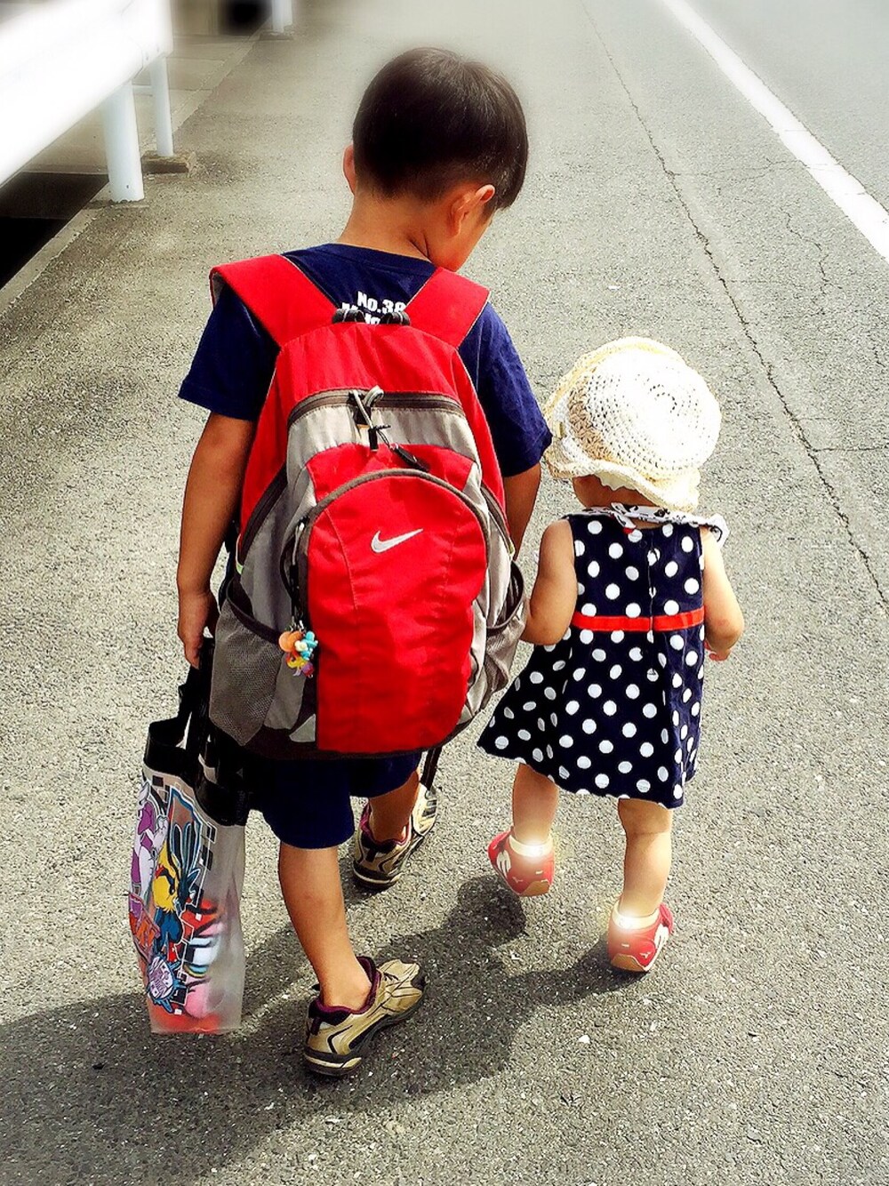 「Carter'sのアイテム（ワンピース、ブルー系）」を使った、あちゅんさん（キッズ・110cm）の夏コーディネートの1枚目の写真