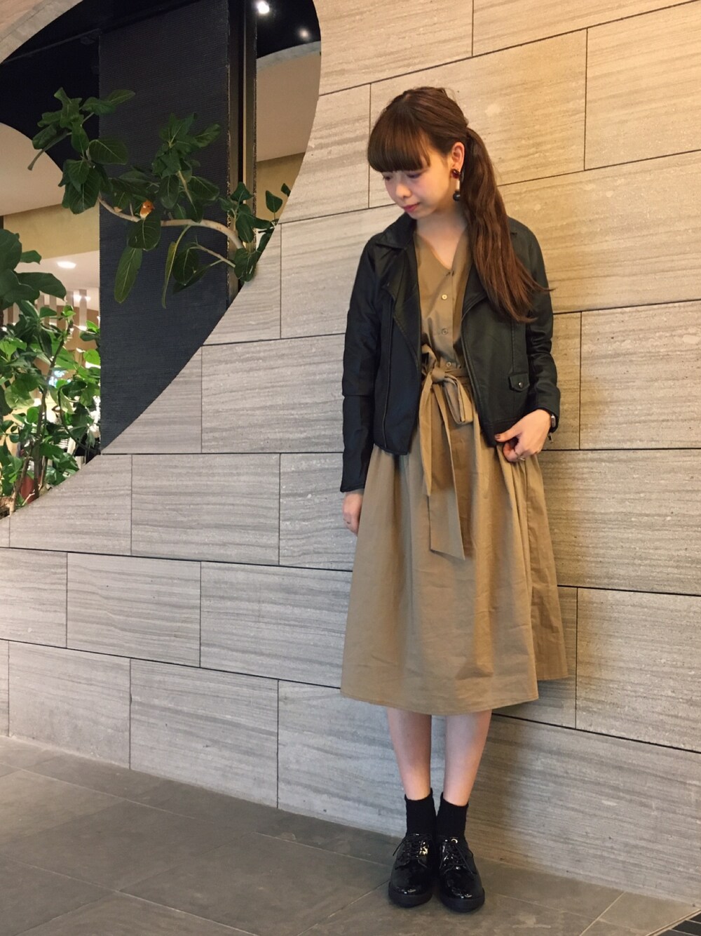 「シンプルスタイル、シンプルコーデ、大人カジュアル、秋のコーデ、ライダース、ワンピース、ローファー、ローリーズファーム(LOWRYS FARM)、LOWRYS FARM、カーキ」｜「LOWRYS FARMのウエストリボンシャツワンピース　734939 （シャツワンピース、グリーン系）」を使った、ここさん（レディース・164cm）の秋コーディネートの1枚目の写真