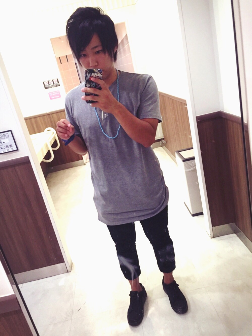 グレー系のTシャツ/カットソー、ブラック系のパンツ、ブラック系のスニーカーを着用したメンズの秋コーディネートの1枚目の写真