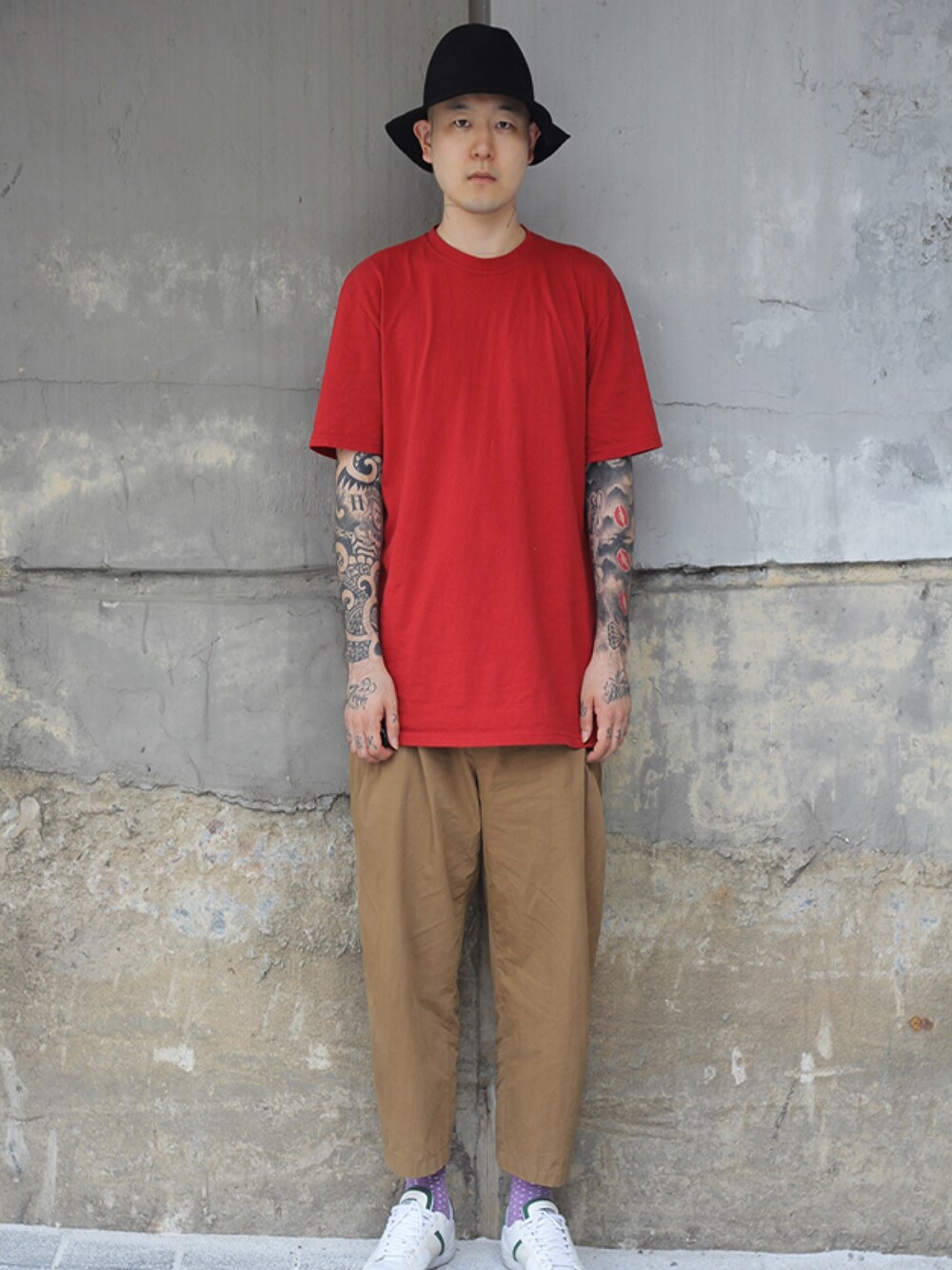 パープル系のスーツパンツを着用したメンズの夏コーディネートの1枚目の写真