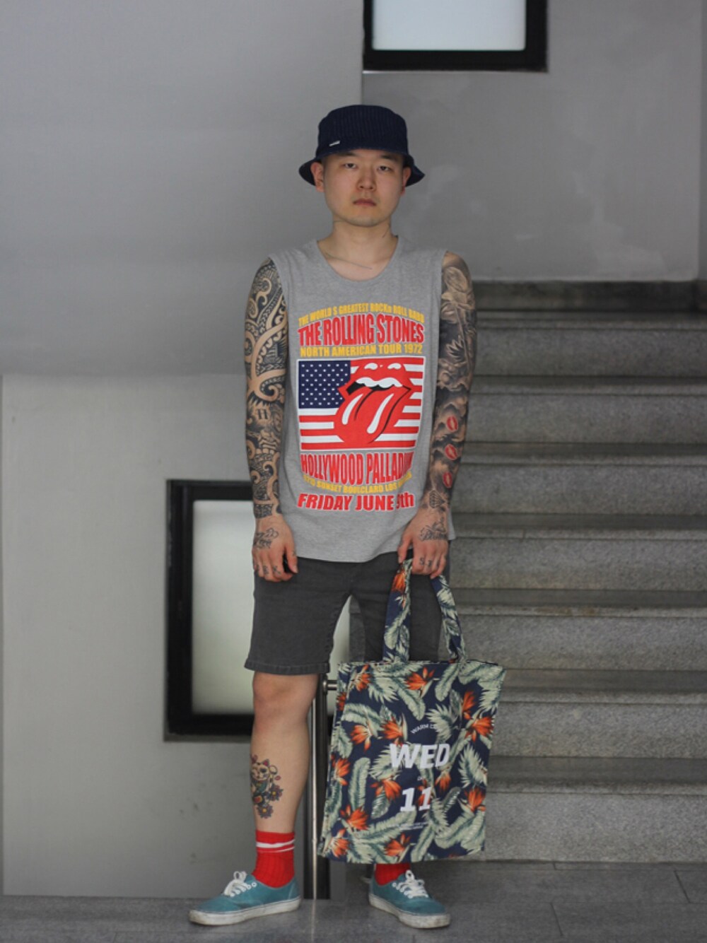 「no brandのアイテム（スーツパンツ、ピンク系）」を使った、최송혁さん（メンズ・179cm）の夏コーディネートの1枚目の写真