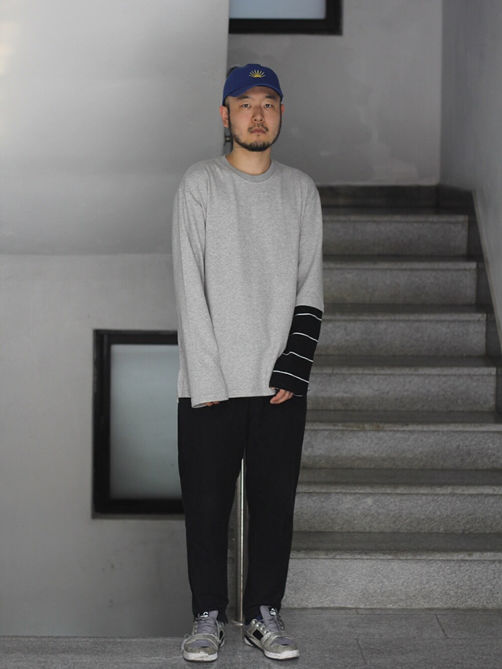 グリーン系のスーツパンツを着用したメンズの夏コーディネートの1枚目の写真