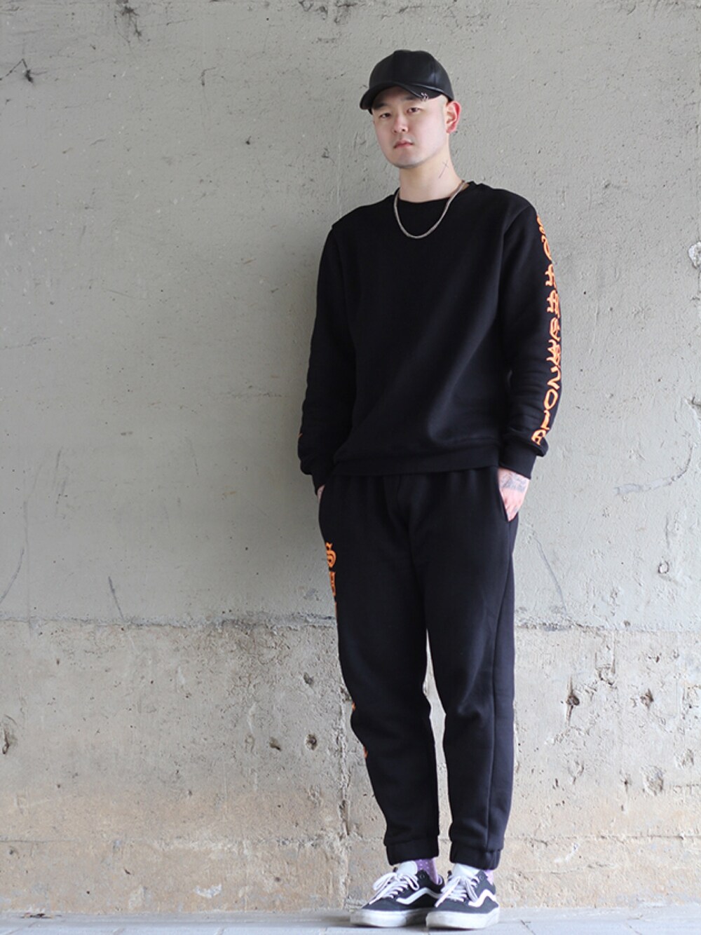 「no brandのアイテム（つなぎ/オールインワン、ブラック系）」を使った、최송혁さん（メンズ・179cm）の冬コーディネートの1枚目の写真