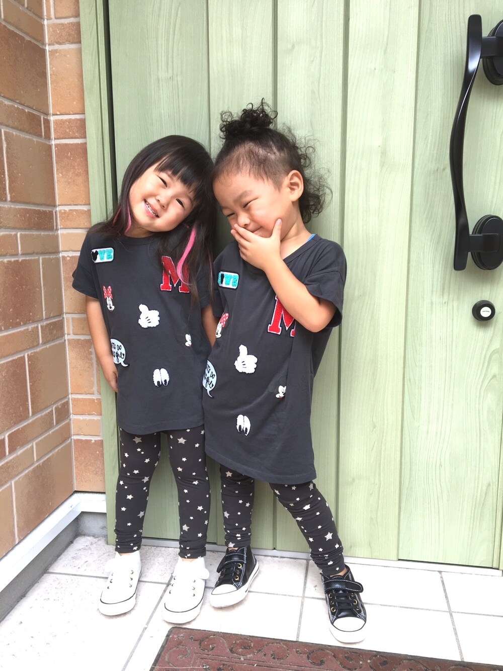 「おそろいコーデ、ミッキー、ハイカットスニーカー」｜「ZARAのアイテム（Tシャツ/カットソー、グレー系）」を使った、にい★けいさん（キッズ・100cm）の秋コーディネートの1枚目の写真