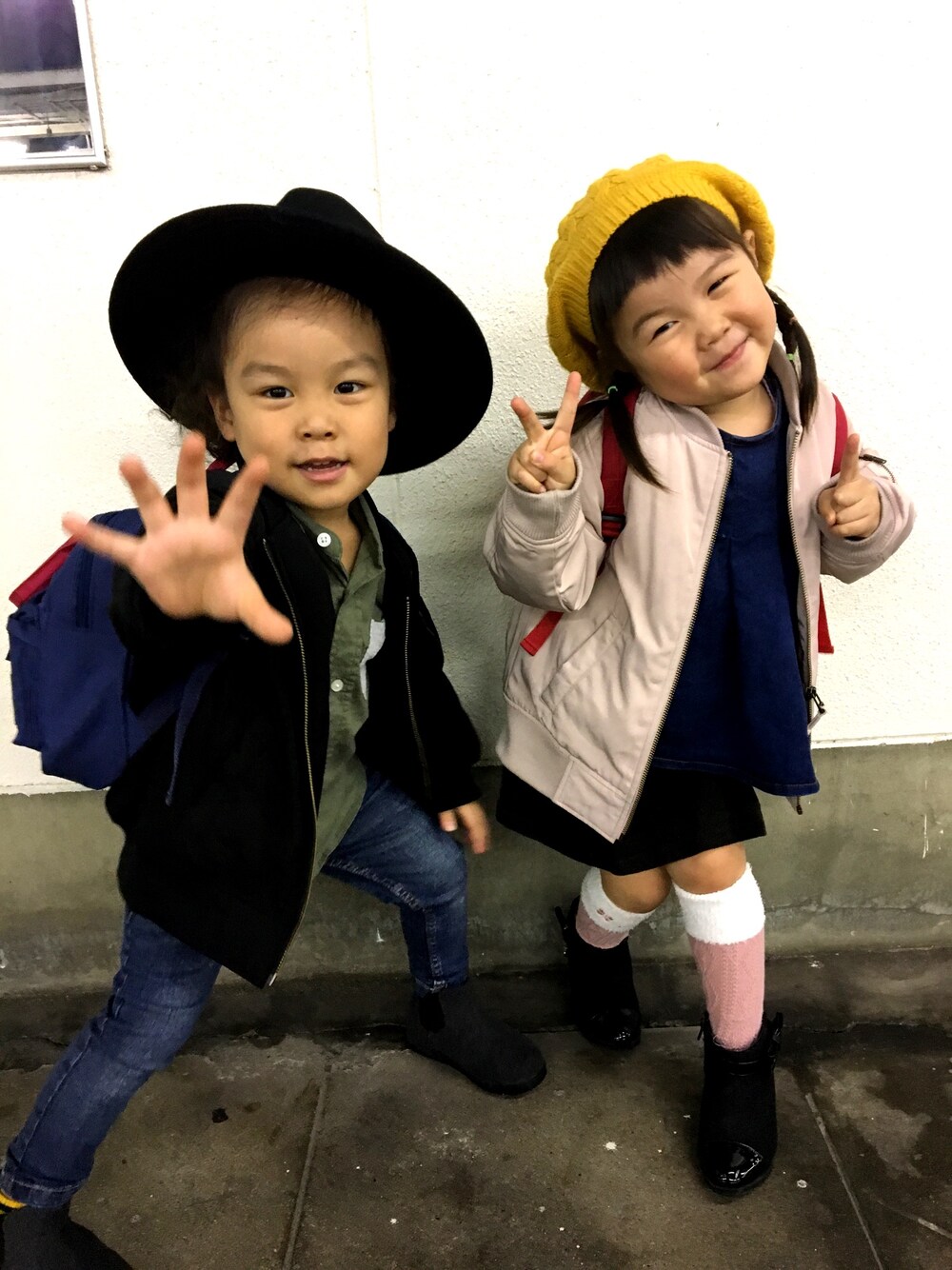 「休日スタイル、ベレー帽祭り、キッズコーデ、MA-1、ハット、デニムパンツ、リラックススタイル」｜「Birthdayのアイテム（シューズ、ブラック系）」を使った、にい★けいさん（キッズ・100cm）の秋コーディネートの1枚目の写真