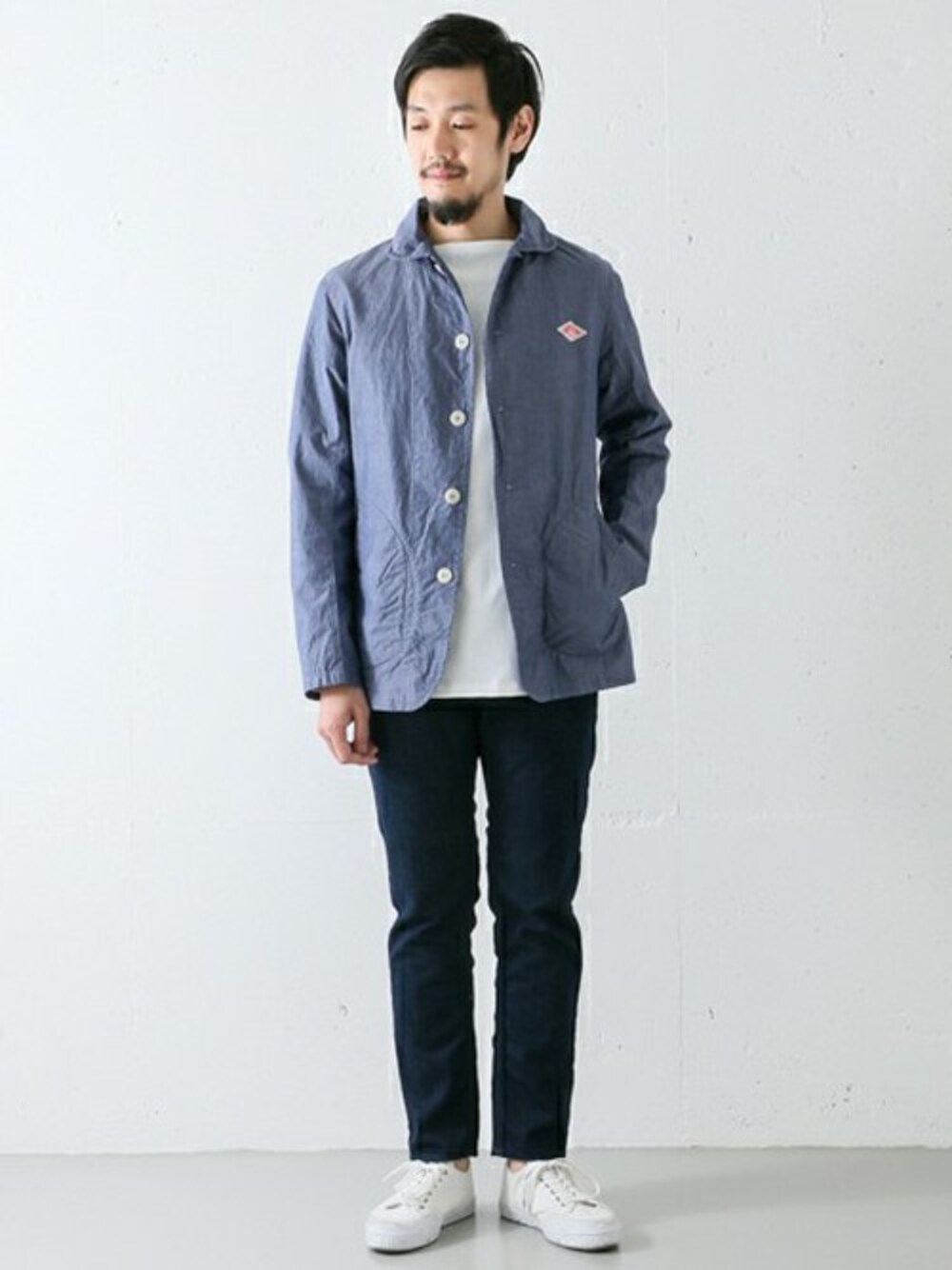 「ジャケット、デニム、カジュアル、LEE、Danton、orcival、インディゴ、バスクシャツ」｜「URBAN RESEARCH DOORS MENSのDANTON INDIGO DOWNPROOF JACKET（カバーオール、ブルー系）」を使った、Taniさん（メンズ・172cm）の春コーディネートの1枚目の写真