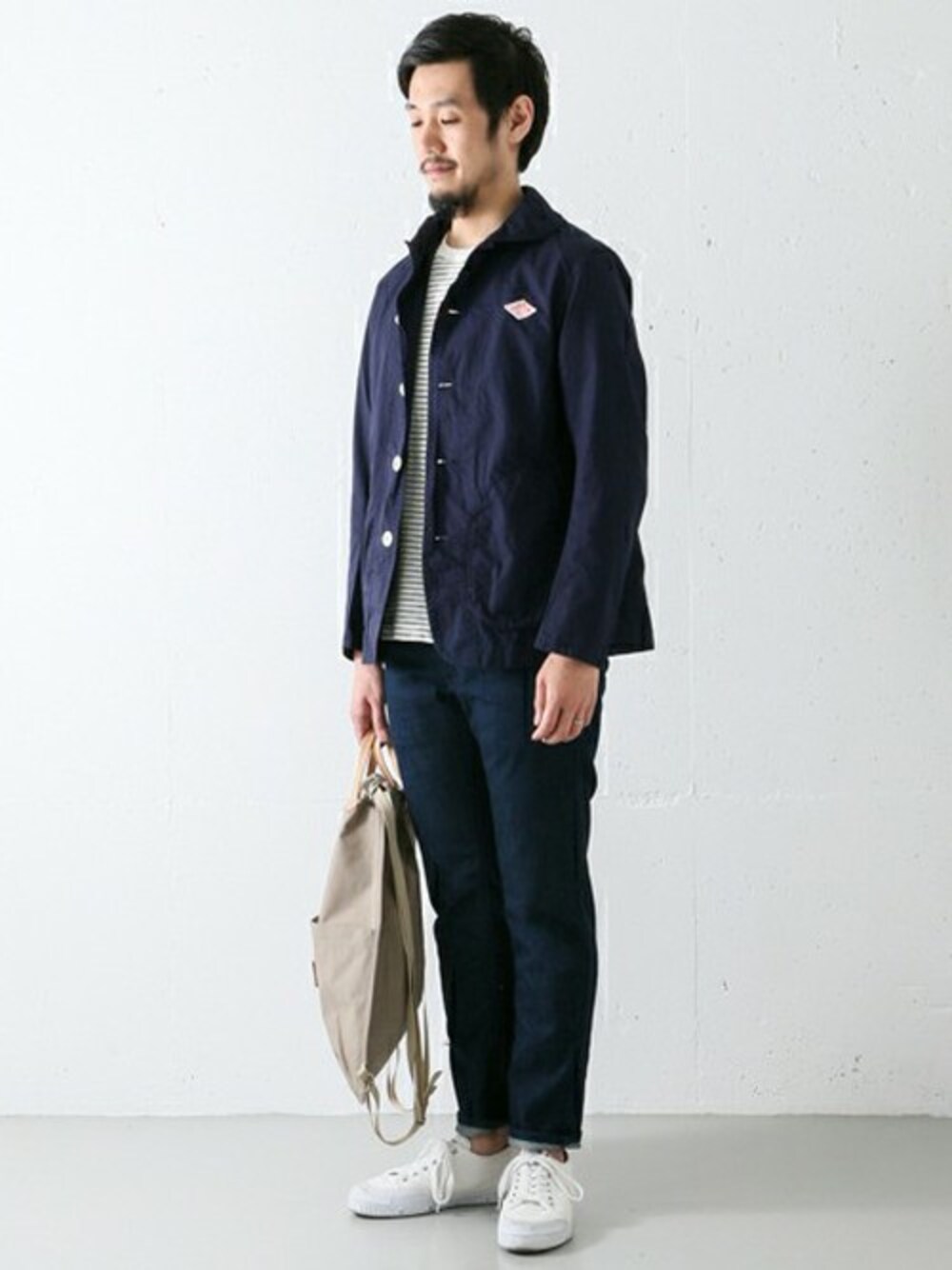 ブルー系のカバーオール、ブルー系のTシャツ/カットソー、ブルー系のデニムパンツを着用したメンズの春コーディネートの1枚目の写真