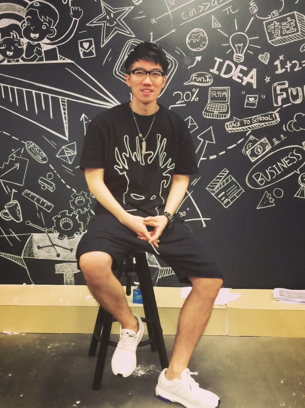 「adidasのアイテム（スニーカー、ホワイト系）」を使った、elzhangさん（メンズ・180cm）の冬コーディネートの1枚目の写真