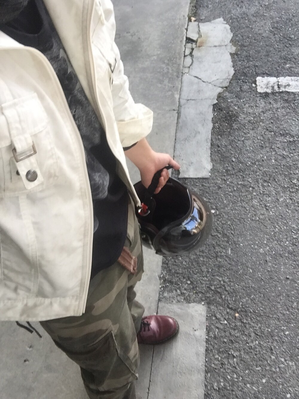 レッド系のブーツ、グリーン系のその他パンツ、ホワイト系のライダースジャケットを着用したメンズの春コーディネートの1枚目の写真