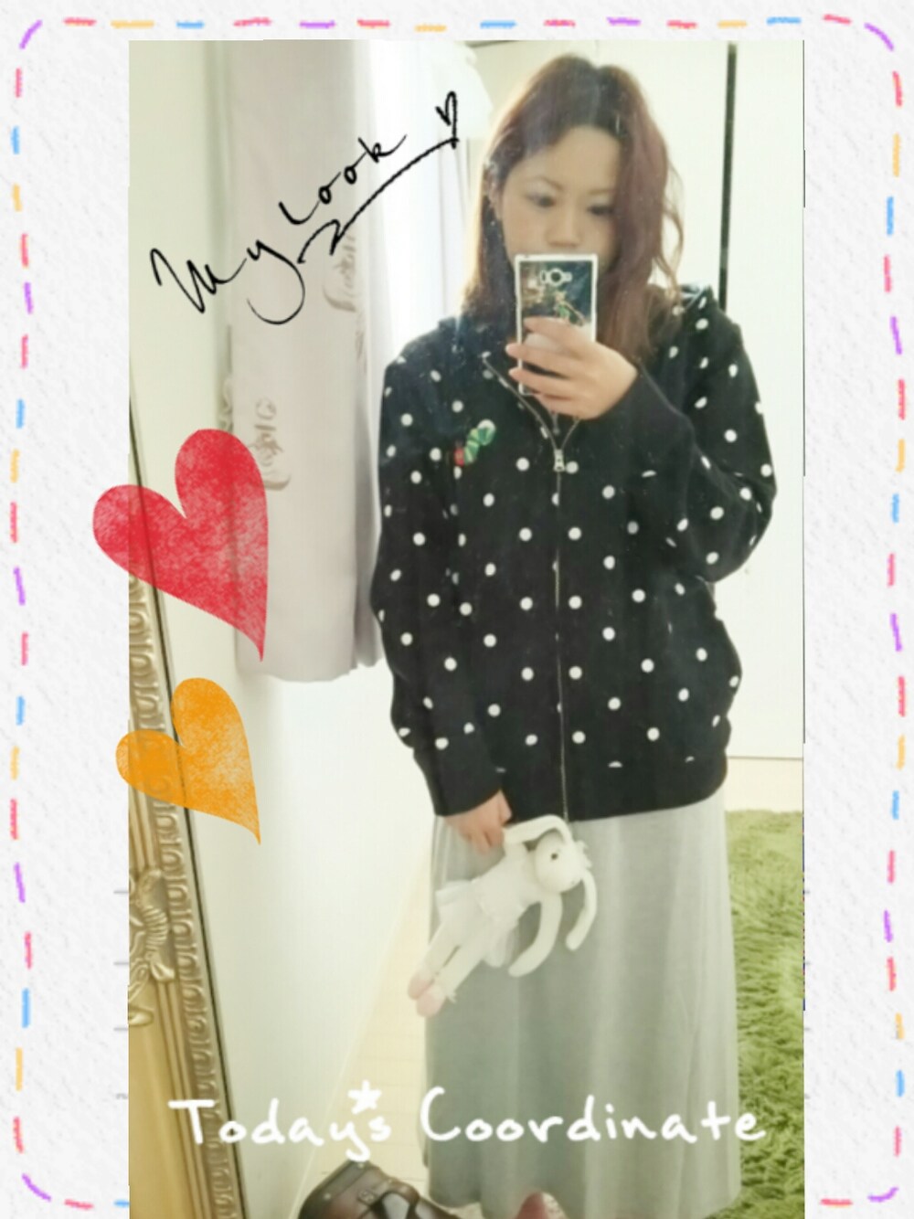 ブラック系のボストンバッグ、ピンク系のバングル/リストバンドを着用したレディースの冬コーディネートの1枚目の写真