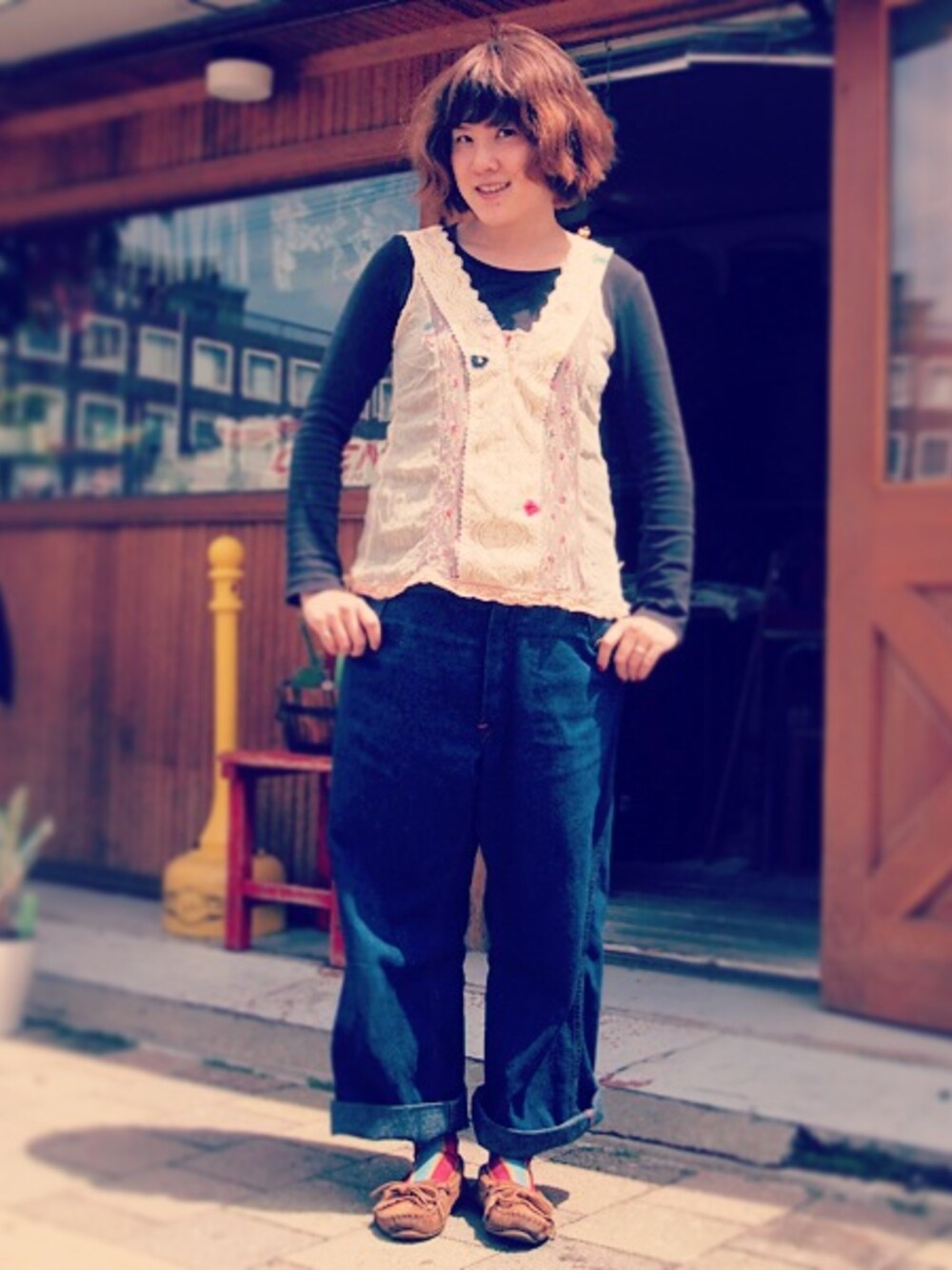 「古着、デニムパンツ、レーストップス、大きめリュック」｜「MinnetonkaのMinnetonka KILTY SUEDE MOCCASIN　BROWN（その他、その他）」を使った、HamburgCafeさん（レディース・159cm）の春コーディネートの1枚目の写真