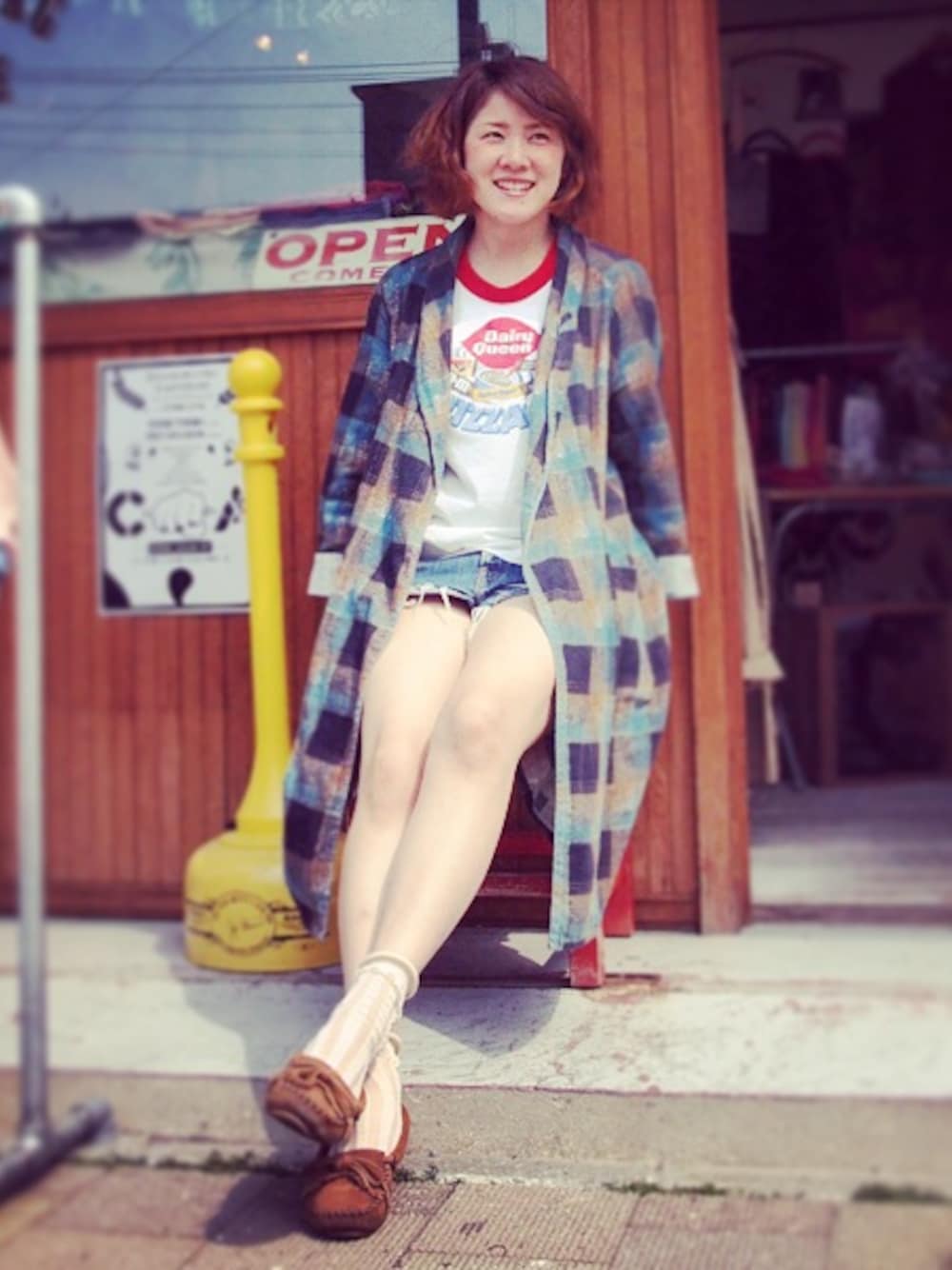 「古着、ガウン、ダメージデニムパンツ、全身古着、白Tシャツ、リンガーTシャツ」｜「MinnetonkaのMinnetonka KILTY SUEDE MOCCASIN　BROWN（その他、その他）」を使った、HamburgCafeさん（レディース・159cm）の春コーディネートの1枚目の写真