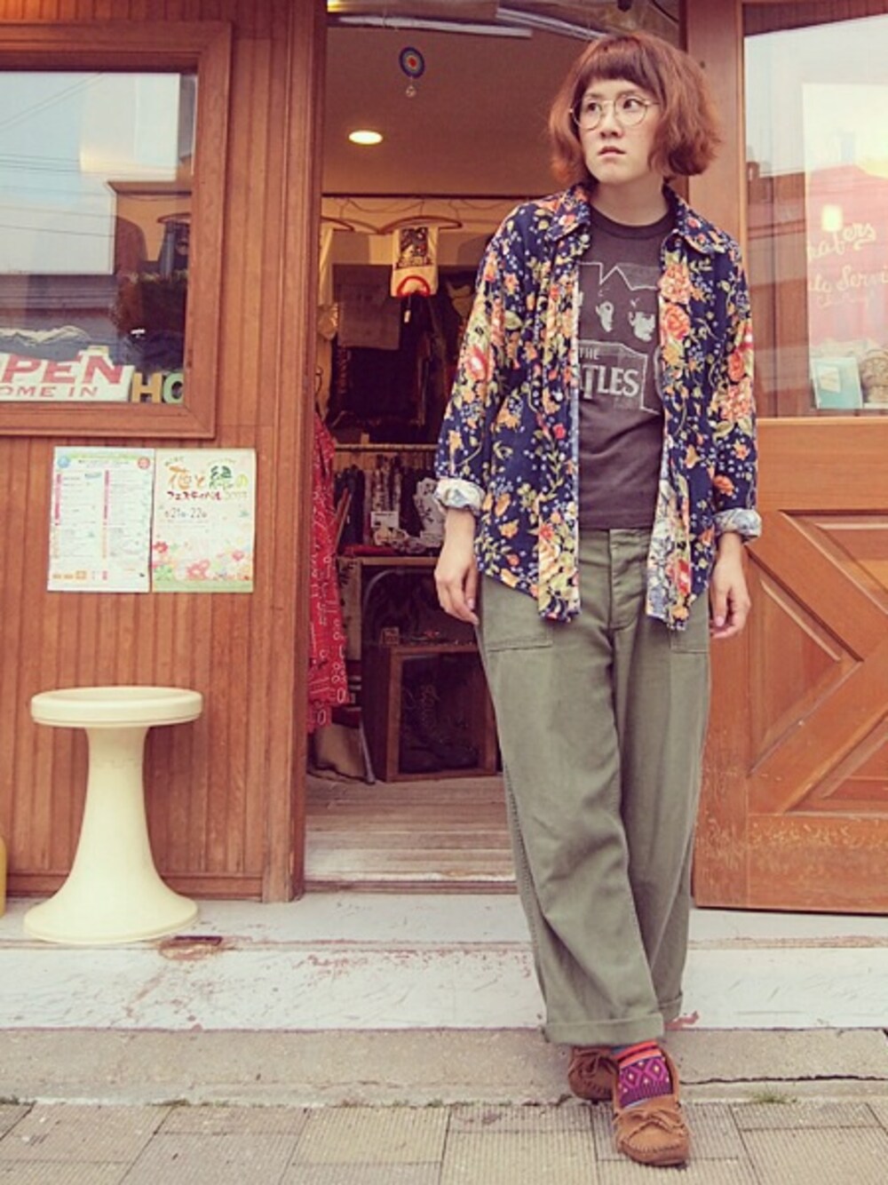 「古着、ビートルズ、総柄トップス、全身古着、ジャパンブルー」｜「MinnetonkaのMinnetonka KILTY SUEDE MOCCASIN　BROWN（その他、その他）」を使った、HamburgCafeさん（レディース・159cm）の夏コーディネートの1枚目の写真