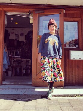 「花柄 スカート」｜「アイテム（スニーカー）」を使った、HamburgCafeさん（レディース・159cm）の秋コーディネート