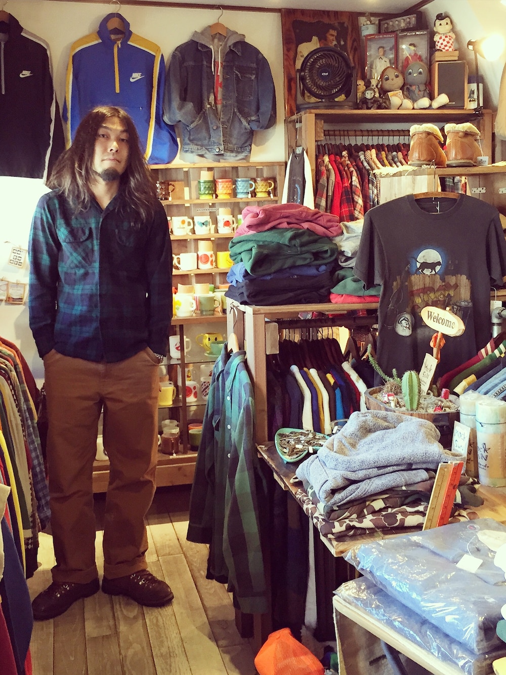 ブラウン系のブーツを着用したメンズの春コーディネートの1枚目の写真