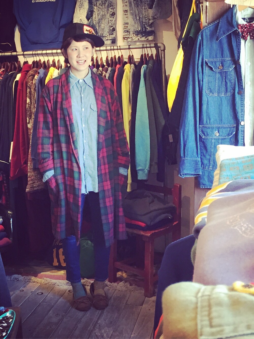 「古着、ミネトンカ、シャンブレーシャツ、ガウン、スキニーデニム、古着屋、古着屋HamburgCafe」｜「MinnetonkaのMinnetonka KILTY SUEDE MOCCASIN　BROWN（その他、その他）」を使った、HamburgCafeさん（レディース・159cm）の春コーディネートの1枚目の写真