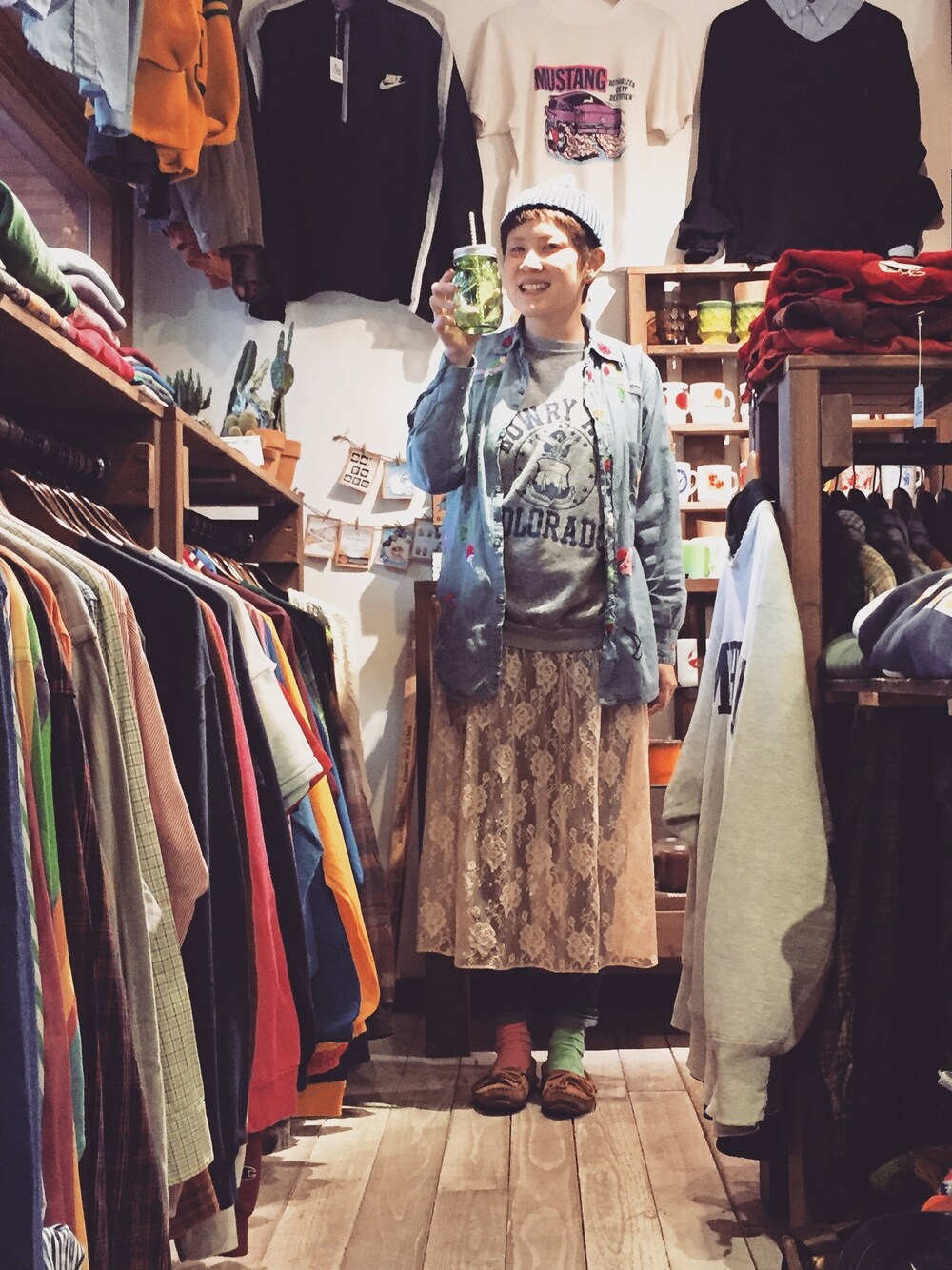 ブラウン系のモカシン/デッキシューズを着用したレディースの春コーディネートの1枚目の写真