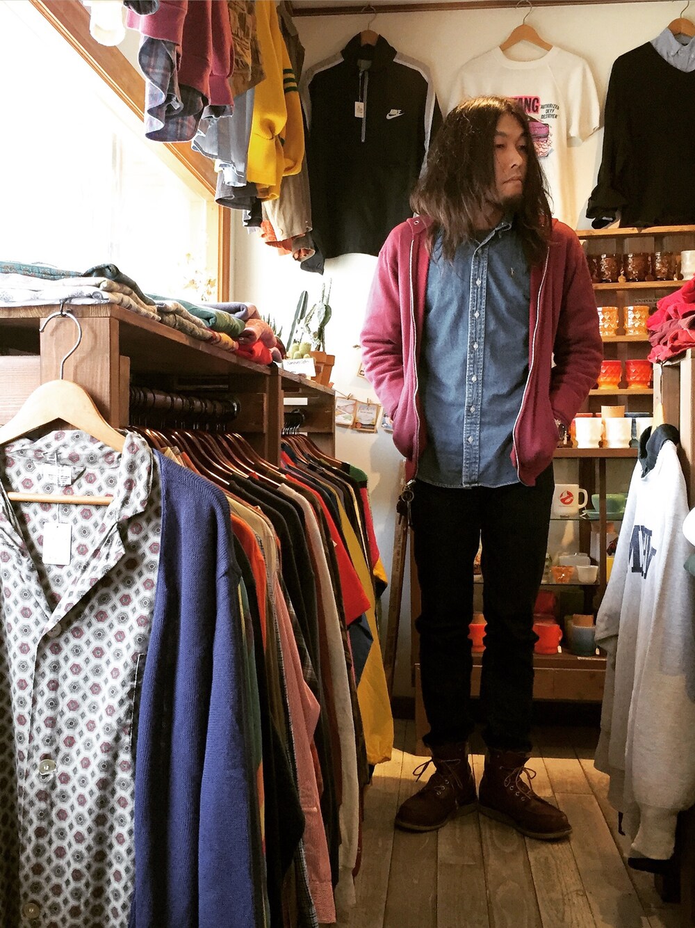 ブラウン系のブーツを着用したメンズの春コーディネートの1枚目の写真