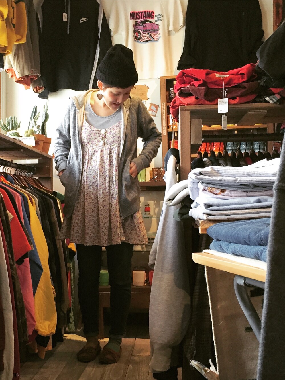 ブラウン系のモカシン/デッキシューズを着用したレディースの春コーディネートの1枚目の写真