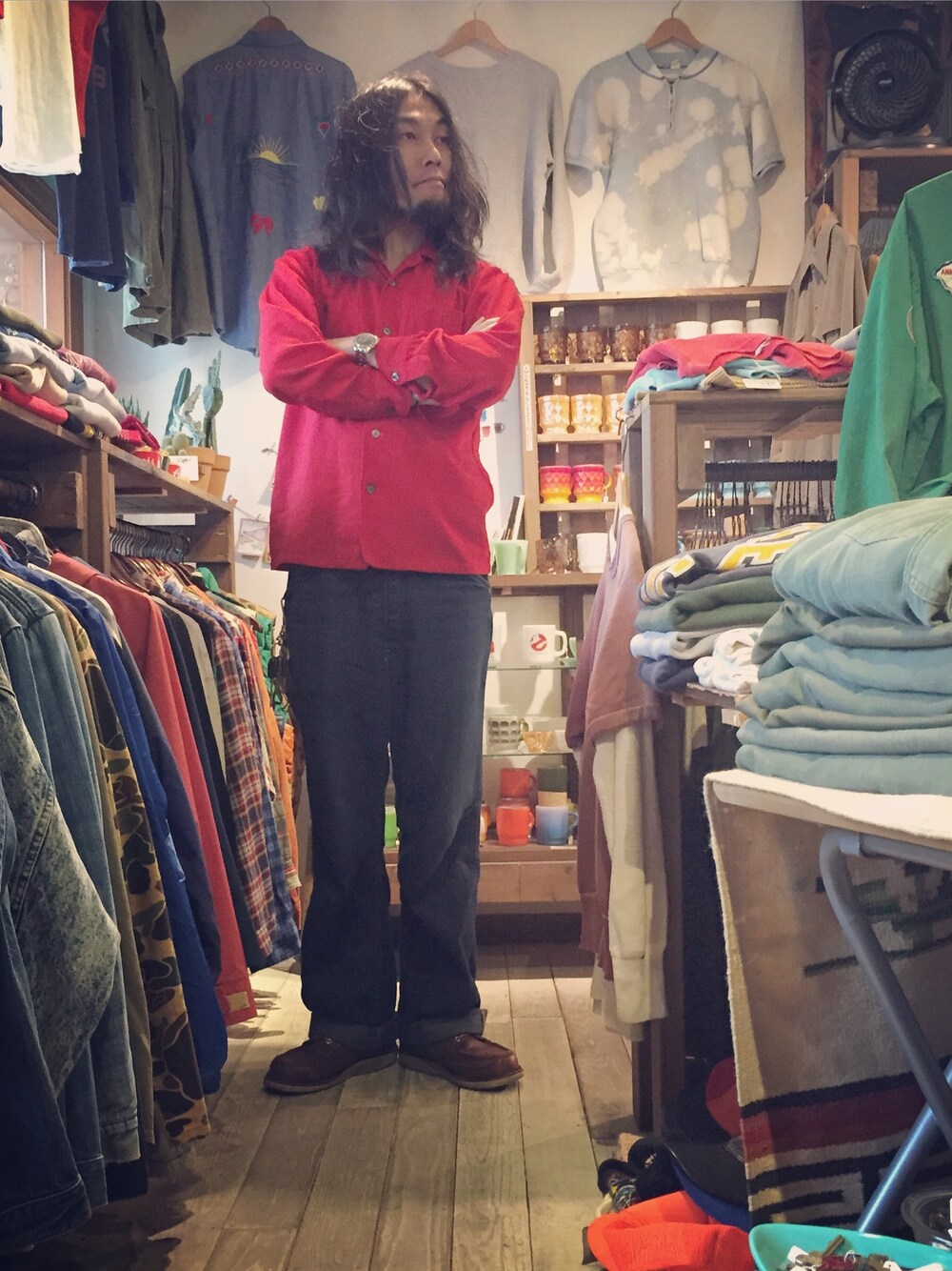 ブラウン系のブーツを着用したメンズの春コーディネートの1枚目の写真