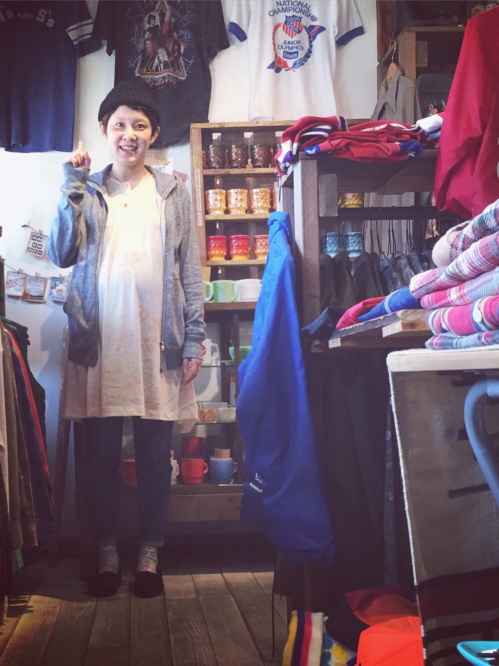 ブラック系のモカシン/デッキシューズを着用したレディースの春コーディネートの1枚目の写真