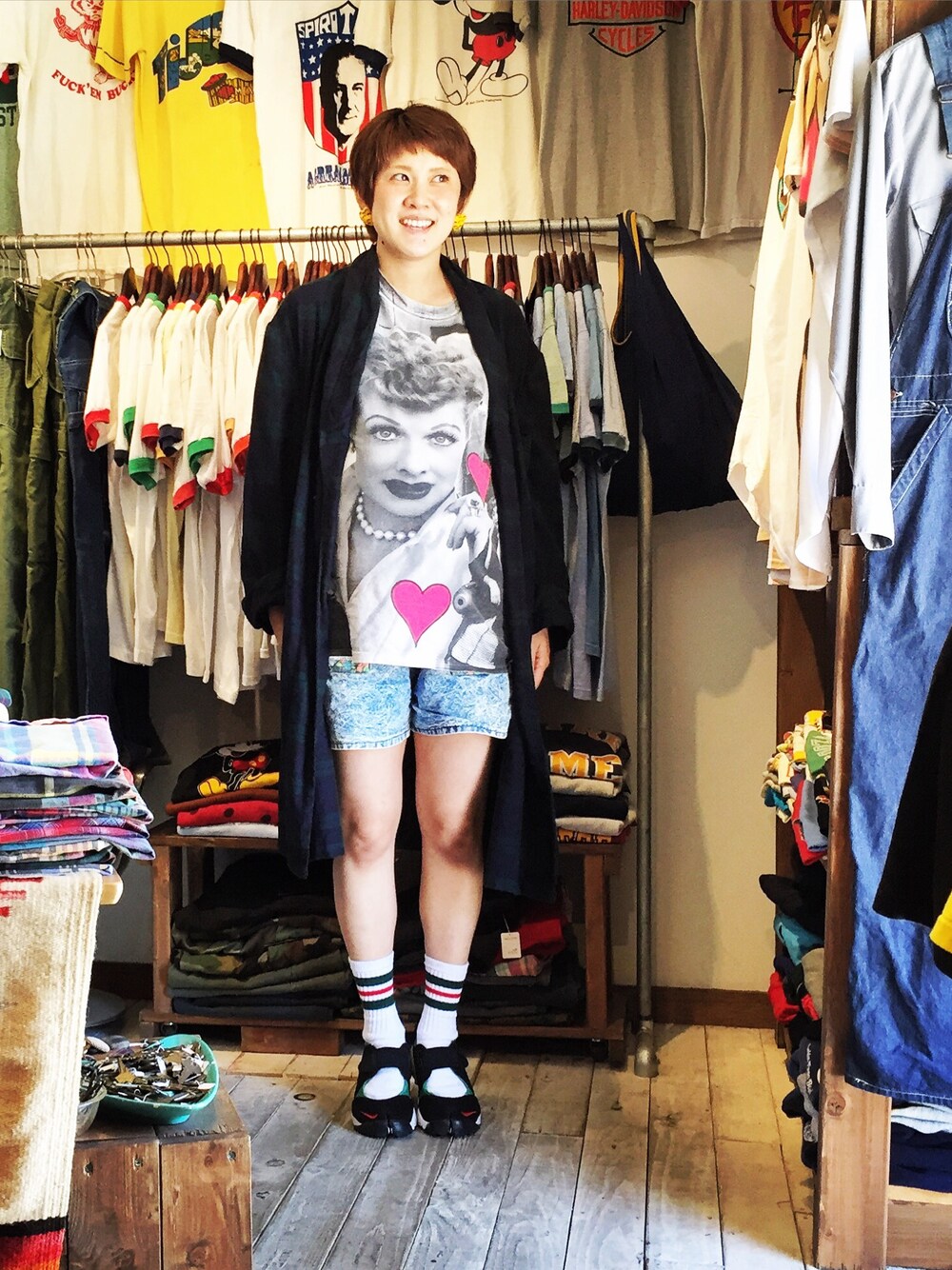 グレー系のTシャツ/カットソー、ブルー系のデニムパンツ、ブルー系のその他アウターを着用したレディースの夏コーディネートの1枚目の写真