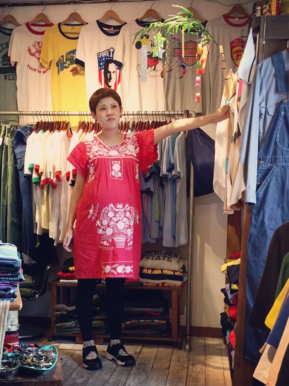 レッド系のチュニック、ブラック系のスニーカー、ホワイト系のソックス/靴下を着用したレディースの夏コーディネートの1枚目の写真