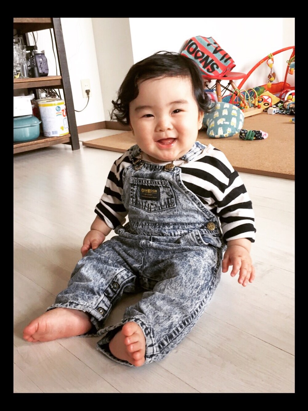 ホワイト系のTシャツ/カットソー、ブルー系のサロペット/オーバーオールを着用したキッズの春コーディネートの1枚目の写真